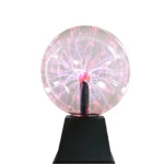 Bola de plasma eléctrica con rayos rosas y base negra.