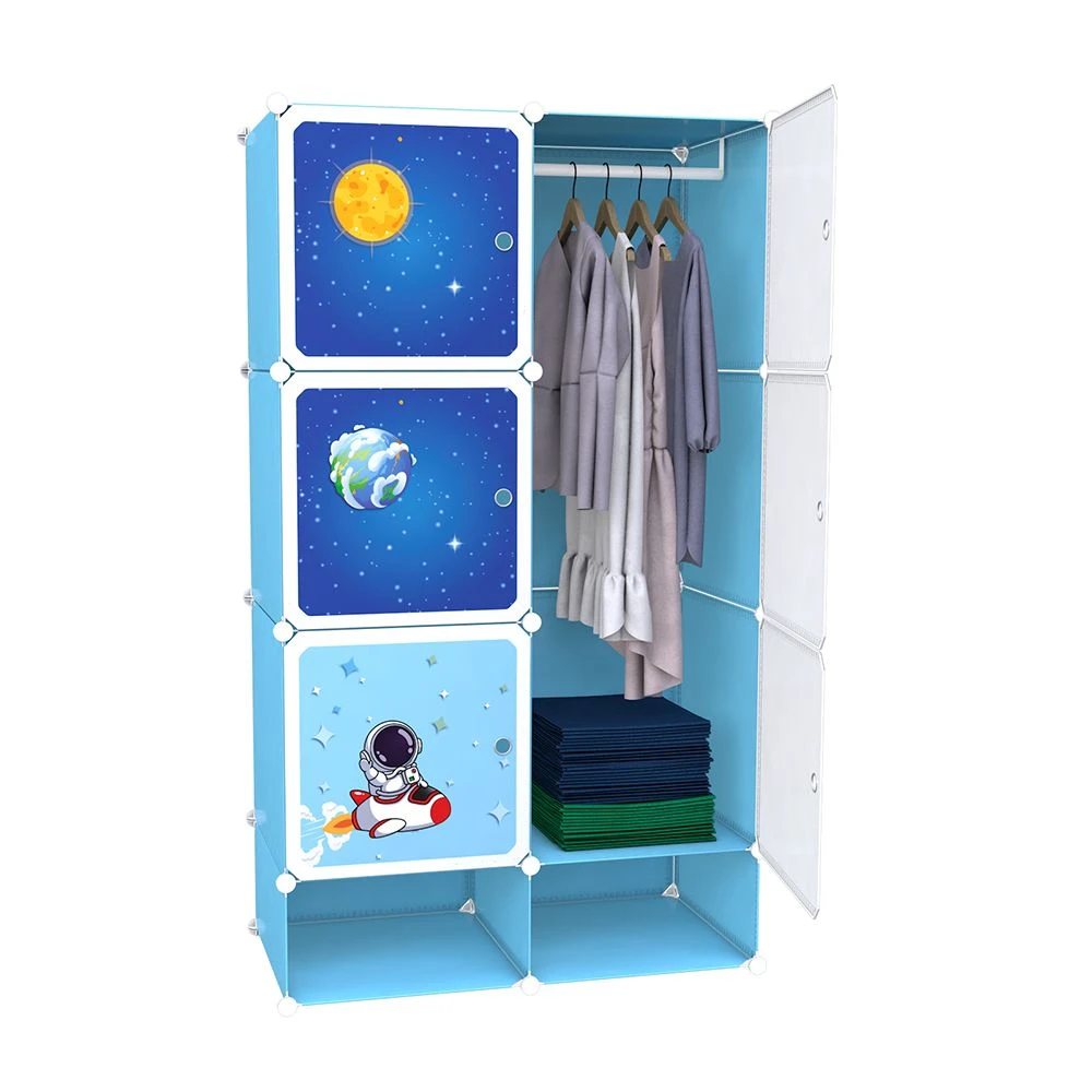 Armario organizador infantil azul con diseño espacial, puertas con astronauta, planeta y luna, espacio para colgar y estantes.