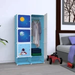 Armario organizador infantil azul con diseño espacial: luna, planeta y astronauta. Incluye ropa y juguetes.