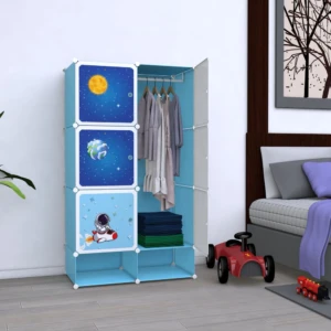 Armario organizador infantil azul con diseño espacial: luna, planeta y astronauta. Incluye ropa y juguetes.