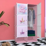 Armario organizador rosa infantil con diseño de unicornios, 3 cubos con ropa y un set de mantas apiladas.