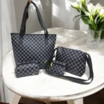 Set de 4 accesorios Louis Vuitton damier gris y negro: bolso tote, bolso cruzado y dos neceseres pequeños con herrajes dorados.