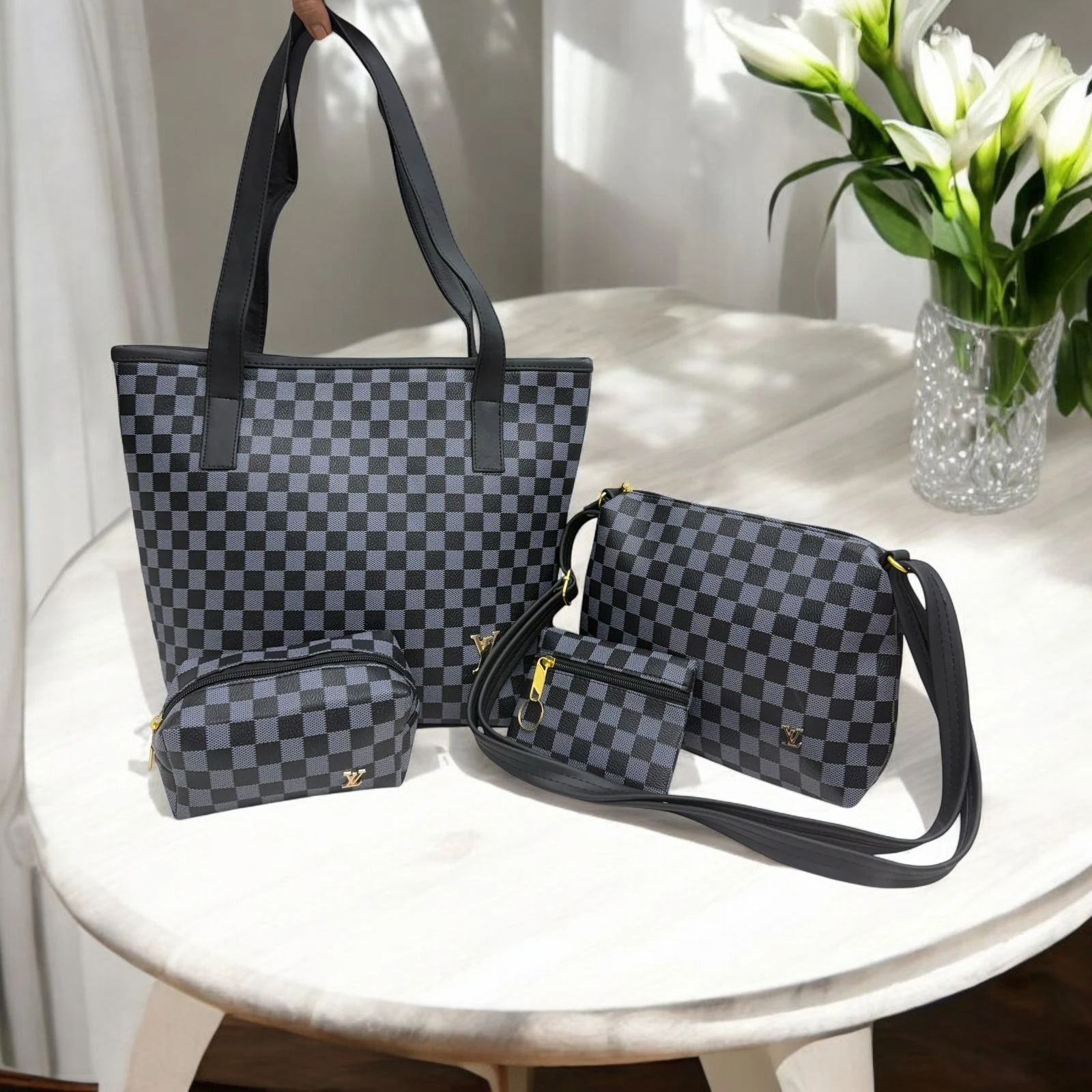 Set de 4 accesorios Louis Vuitton damier gris y negro: bolso tote, bolso cruzado y dos neceseres pequeños con herrajes dorados.