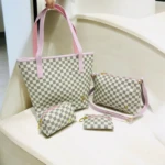 Set de cuatro bolsos Louis Vuitton Damier Azur con ribetes y correas color rosa pálido, sobre superficie blanca.