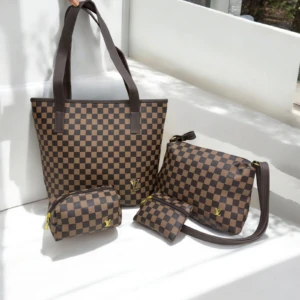 Juego de 4 bolsos Louis Vuitton cuadros damier, café y marrón: tote grande, bandolera mediana y dos neceseres.