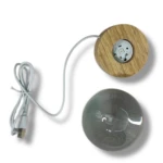Base de madera para lámpara con esfera de cristal del Principito y cable USB.