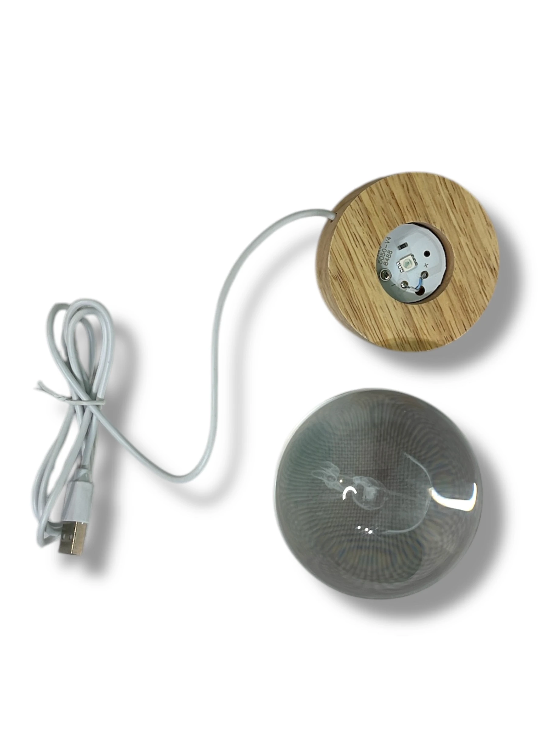 Base de madera para lámpara con esfera de cristal del Principito y cable USB.