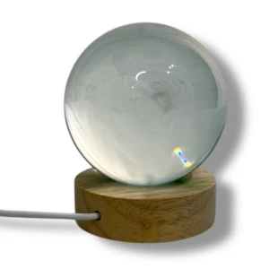 Lámpara The Little Prince Crystal Ball 3 con esfera de cristal translúcido y base de madera, con cable blanco.