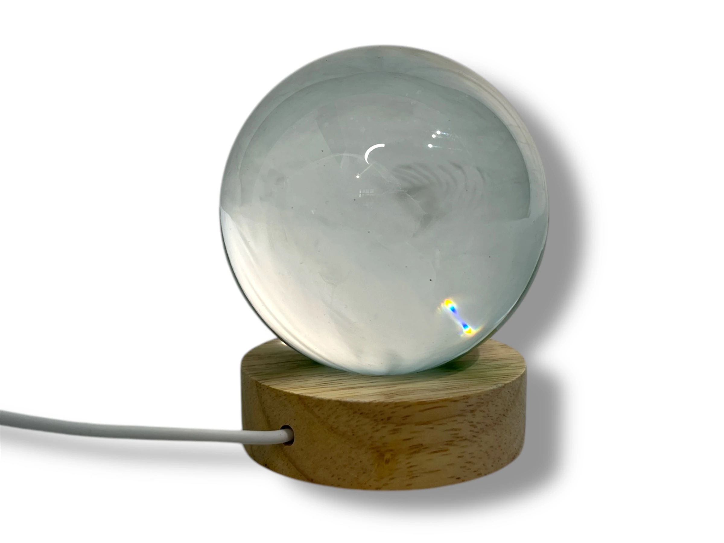 Lámpara The Little Prince Crystal Ball 3 con esfera de cristal translúcido y base de madera, con cable blanco.