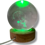 Lámpara globo de cristal The Little Prince con grabados, luz verde y base de madera.