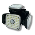 Lámpara solar negra con tres focos LED cuadrados y sensor de movimiento.