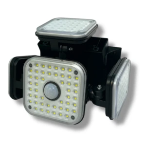 Lámpara solar negra con tres focos LED cuadrados y sensor de movimiento.