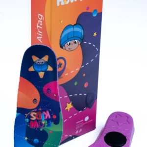 Set de 2 plantillas Airtag GPS para niños, una azul con diseño de estrellas y un niño, otra morada con relieve.