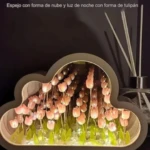 Lámpara nube con tulipanes rosados iluminados, efecto espejo y luz nocturna.