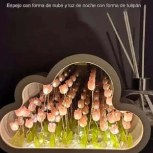 Lámpara nube con tulipanes rosados iluminados, efecto espejo y luz nocturna.
