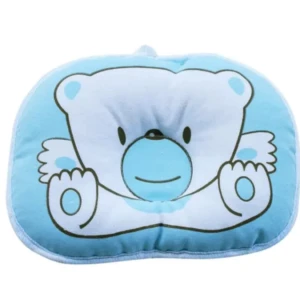 Almohada de bebé azul con diseño de oso sonriente y orejas redondas.