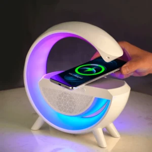 Cargador inalámbrico para celular con lámpara y parlante de luz led azul y morada.