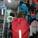 Forro impermeable reflectivo rojo para morral, cubre mochila, ideal para visibilidad nocturna.