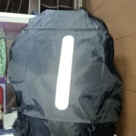 Forro impermeable negro para morral con banda reflectiva central.