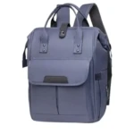Morral pañalera azul marino con solapa frontal, asas y correas, cierre superior y bolsillos laterales.