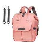 Morral pañalera rosa de tela con solapa frontal y dos correas de sujeción negras.