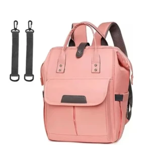 Morral pañalera rosa de tela con solapa frontal y dos correas de sujeción negras.