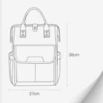Pañalera morral en dibujo lineal, 38x27cm, con bolsillos y solapa frontal.