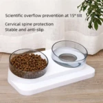 Comedero doble elevado blanco para mascotas con dos platos inclinados 15°, uno con croquetas y otro con agua.