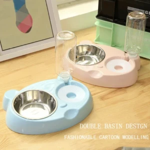 Dos sets de comedero doble para mascotas: uno azul y uno rosa, con tazón de acero inoxidable y dispensador automático de agua.