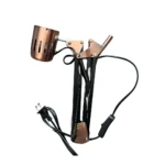 Lámpara de escritorio flexible cobre y negro con brazo articulado y enchufe.
