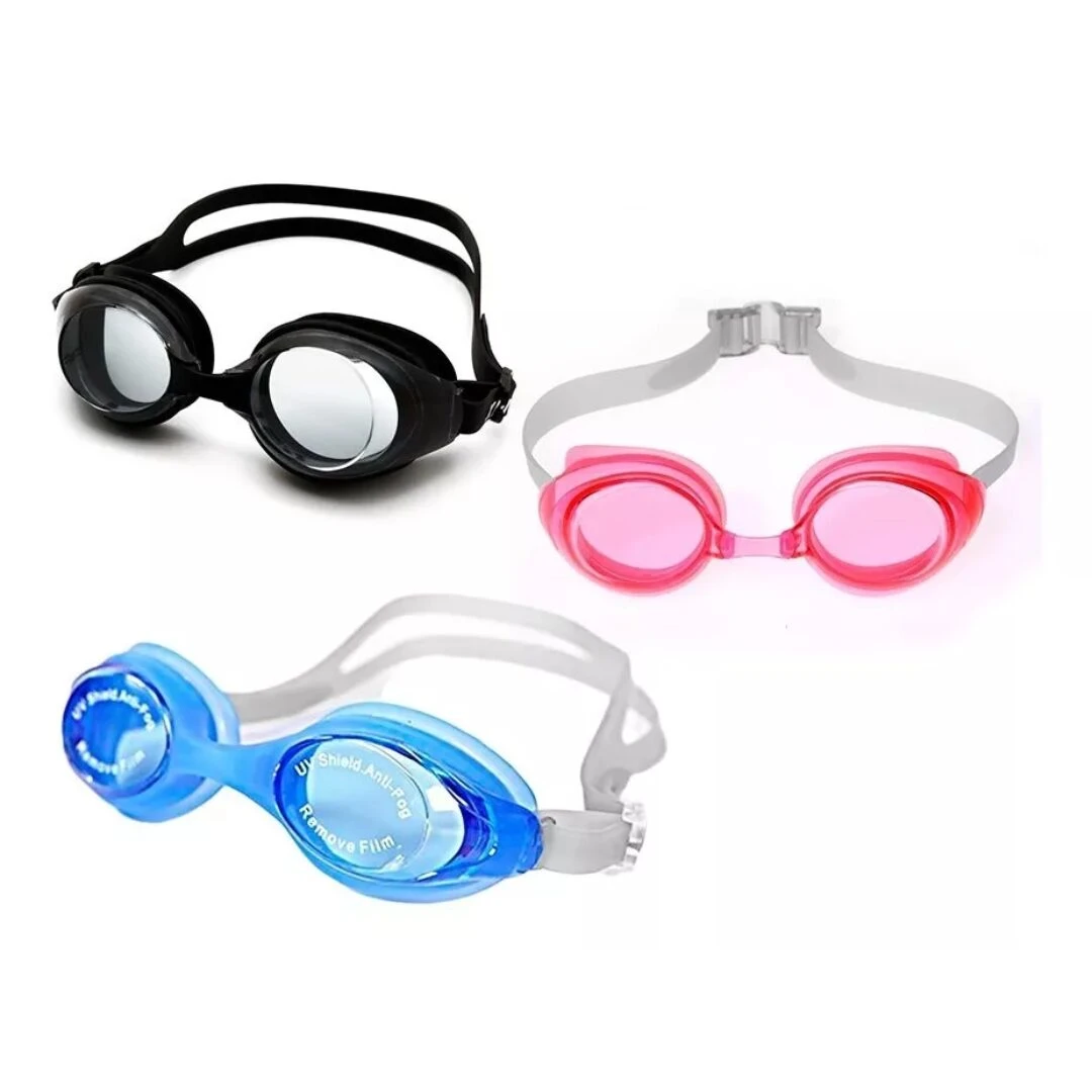 Tres gafas de natación: negras con lente espejado, rosas transparentes y azules con protector de película para UV y antiempañamiento.