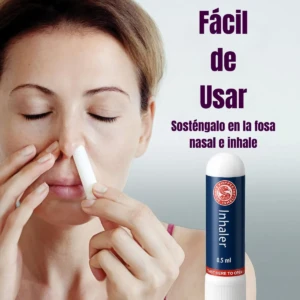 Mujer con inhalador nasal para alivio de síntomas de rinitis. Fácil de usar, aplicación directa.