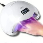 Lámpara UV 48W blanca para secar uñas de gel o esmalte permanente, con pantalla digital y mano en interior.