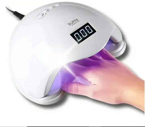 Lámpara UV 48W blanca para secar uñas de gel o esmalte permanente, con pantalla digital y mano en interior.