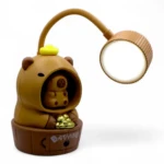 Lámpara de escritorio con diseño de capybara café, incluye figura de capybara, luz led blanca y texto "BATHING".
