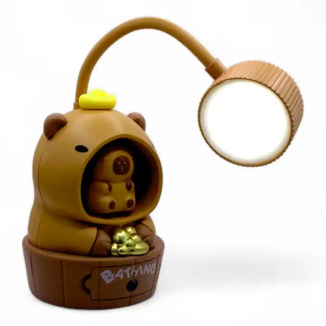 Lámpara de escritorio con diseño de capybara café, incluye figura de capybara, luz led blanca y texto "BATHING".