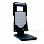 Soporte ajustable negro para celular con panel trasero plateado texturizado antideslizante.