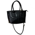 Bolso de dama negro con textura de cocodrilo, asa de mano y correa ajustable, estilo elegante.