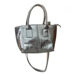 Bolso de mano plateado con textura de cocodrilo y asa ajustable, modelo AF9036.