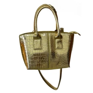 Bolso de dama dorado metalizado con textura de cocodrilo y asas, diseño elegante.