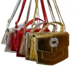 Cinco bolsos tipo cartera pequeños, metálicos, colgantes: dorado con broche brillante, bronce, rojo y dos plateados.