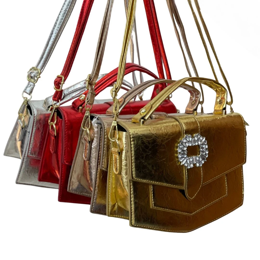Cinco bolsos tipo cartera pequeños, metálicos, colgantes: dorado con broche brillante, bronce, rojo y dos plateados.