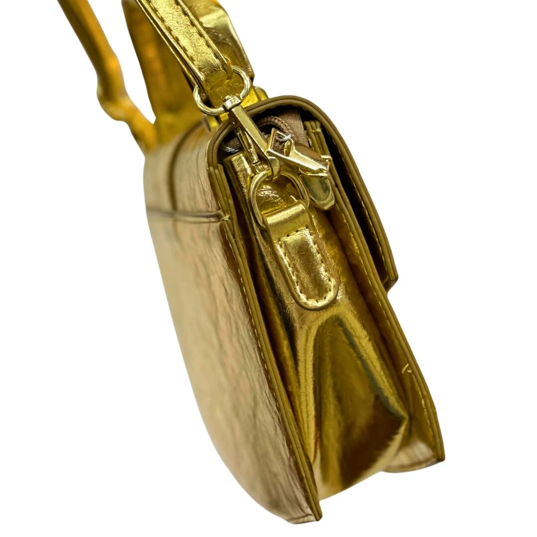 Bolso de mano o cartera pequeña mujer, dorado metálico brillante, vista lateral mostrando cierre de cremallera y correa.