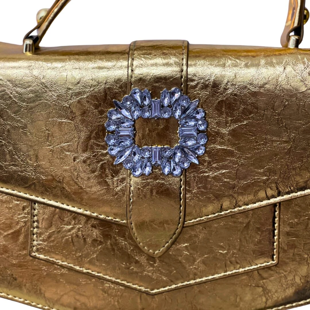 Bolso cartera dorado metalizado arrugado con broche cuadrado de cristales brillantes y tira frontal.