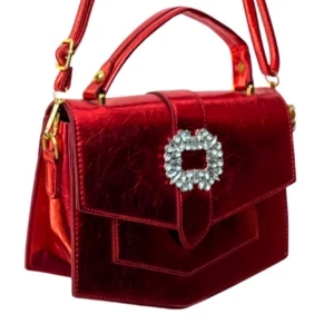 Bolso cartera rojo metalizado brillante con correa ajustable y hebilla decorativa cuadrada con piedras de cristal.