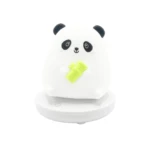 Lampara de silicona blanca con forma de panda, sostiene bambú verde, base blanca con botón de encendido.