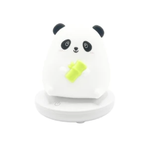 Lampara de silicona blanca con forma de panda, sostiene bambú verde, base blanca con botón de encendido.