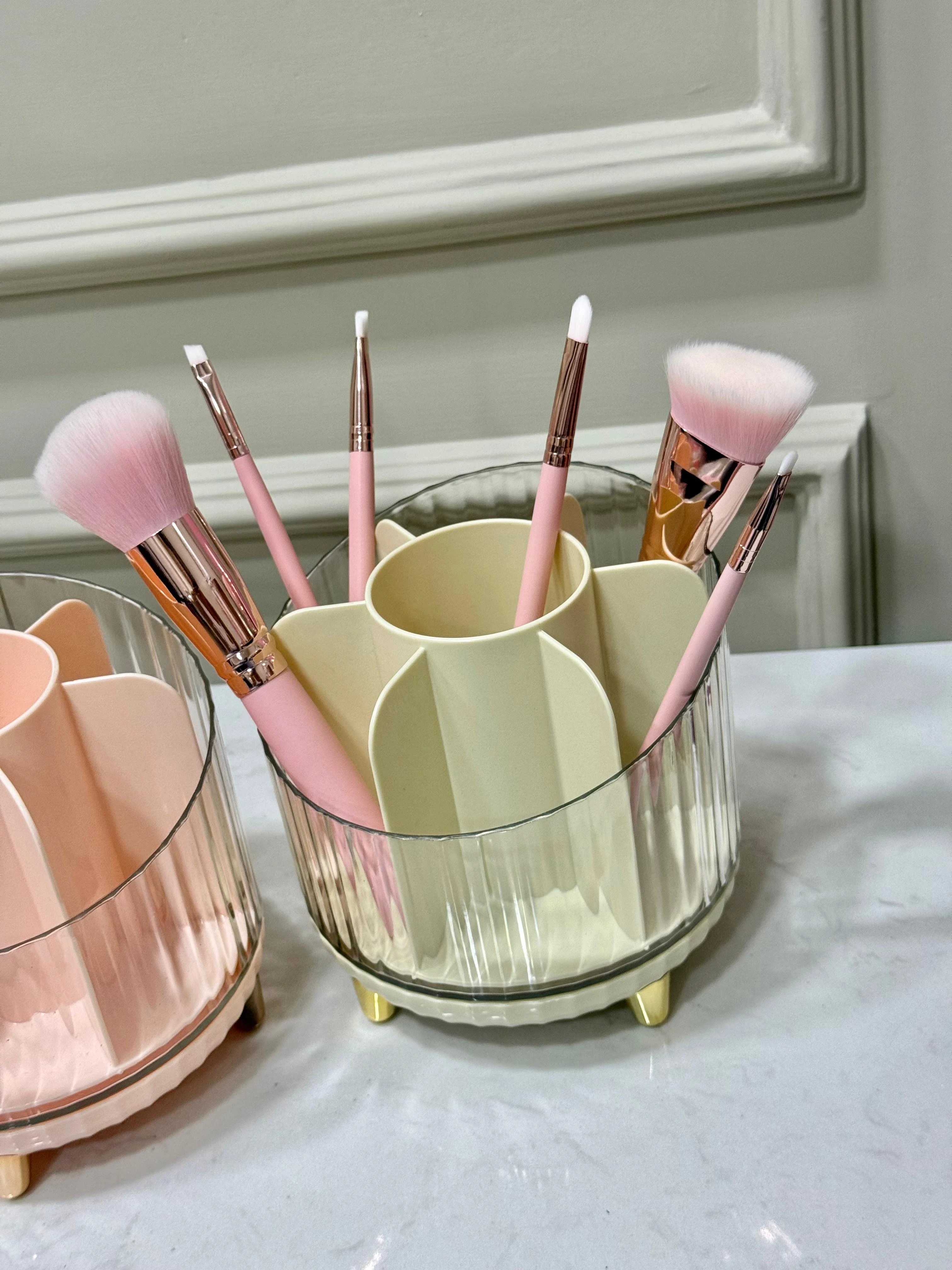 Organizador multiusos de cosméticos, con compartimentos, patas doradas y acabado de cristal con maquillaje.