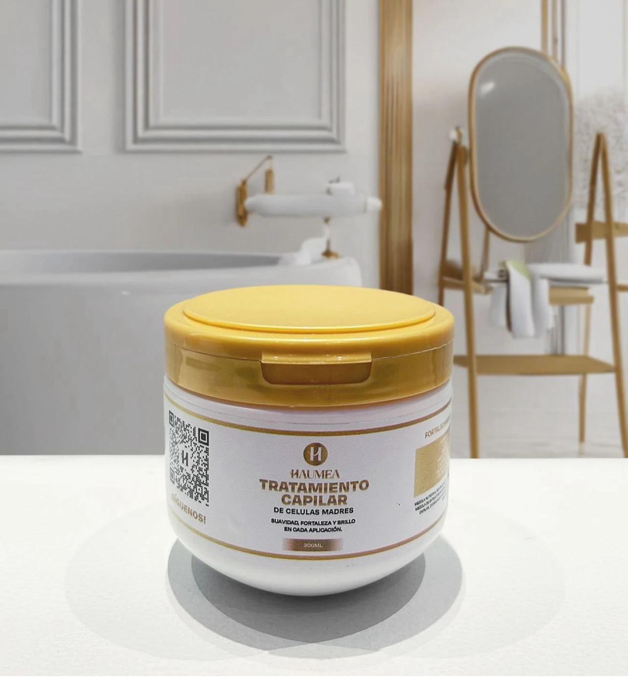 Tarro de 300ml de tratamiento capilar Haumea de células madre con tapa amarilla sobre base blanca, en un ambiente de baño con espejo de fondo.