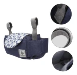 Bolso pañalera azul marino con estampado geométrico y correas grises para coche.